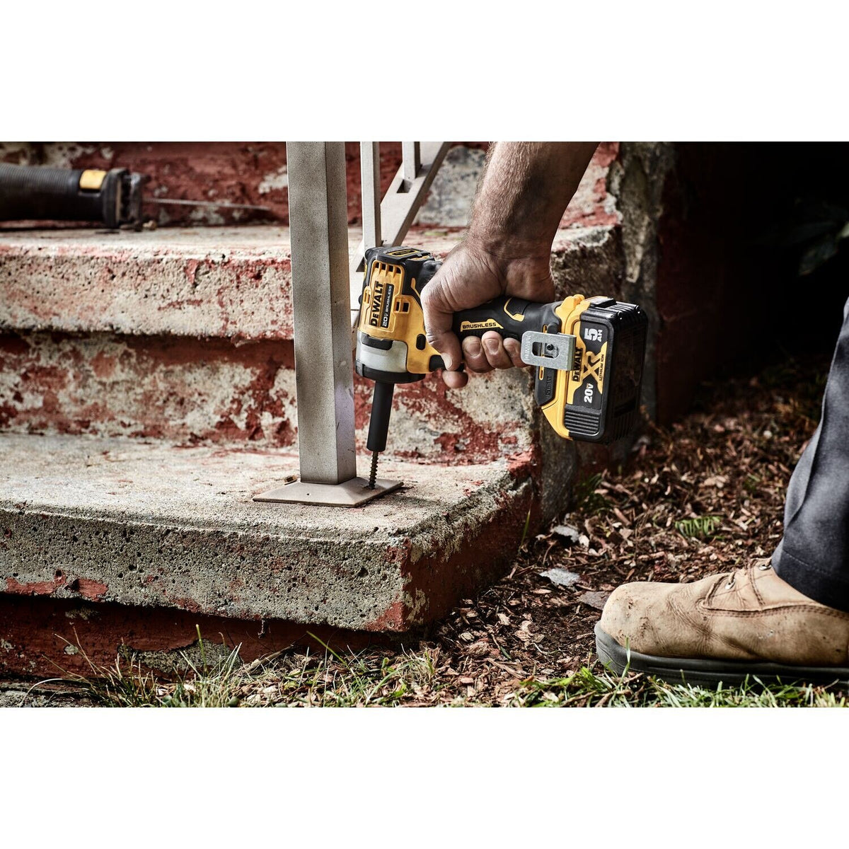DeWalt DCF911P2 20V MAX* 1/2 in. Cordless Impact Wrench with Hog Ring Anvil Kit - 5