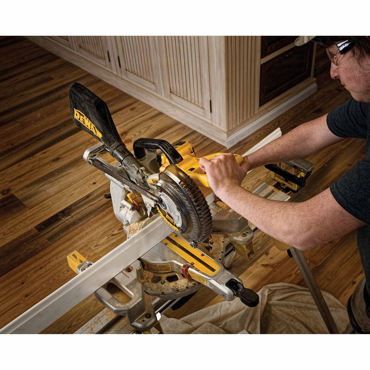 DeWalt DCS361M1 20V MAX 7-1/4" Cordless Sliding Miter Saw Kit - 11