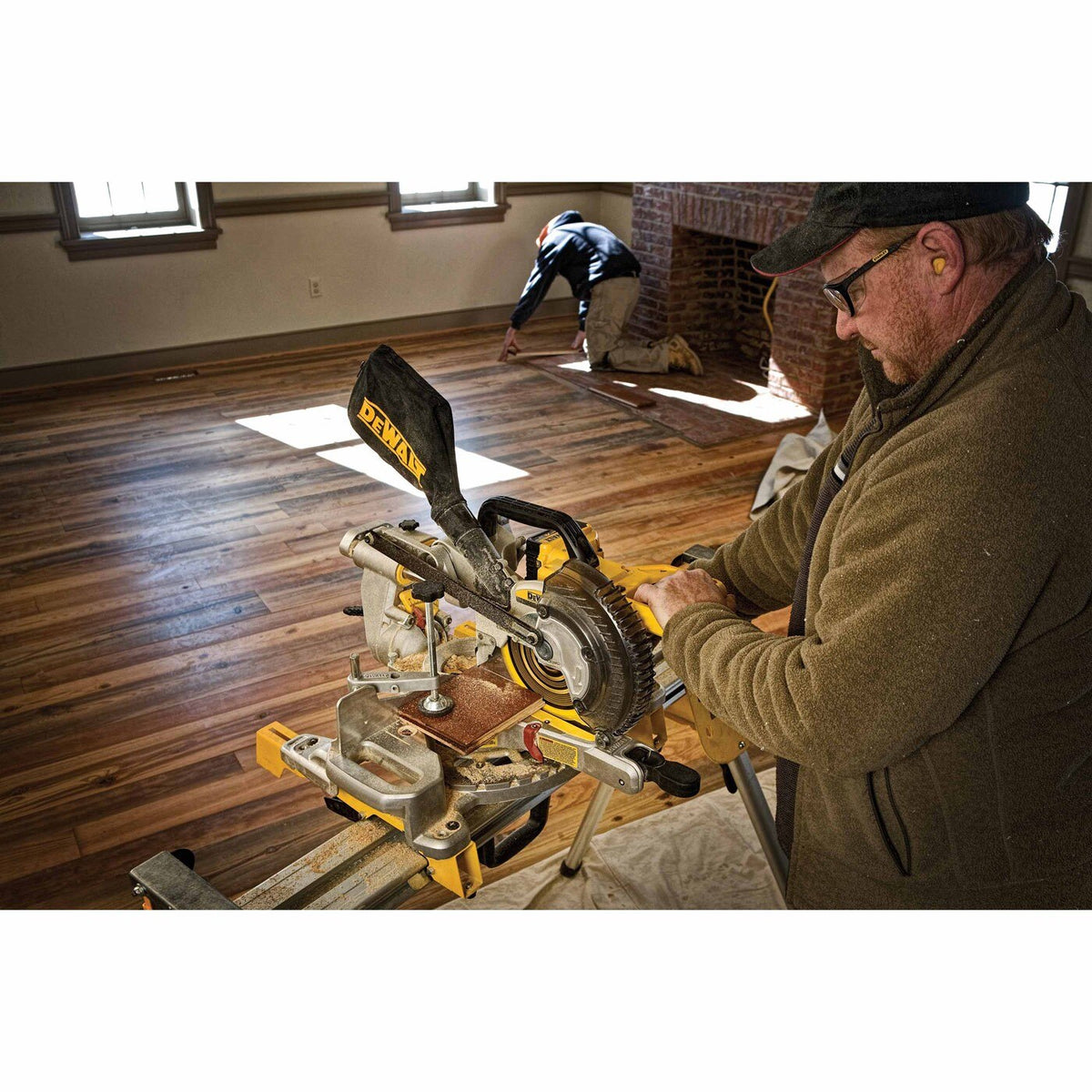 DeWalt DCS361M1 20V MAX 7-1/4" Cordless Sliding Miter Saw Kit - 13