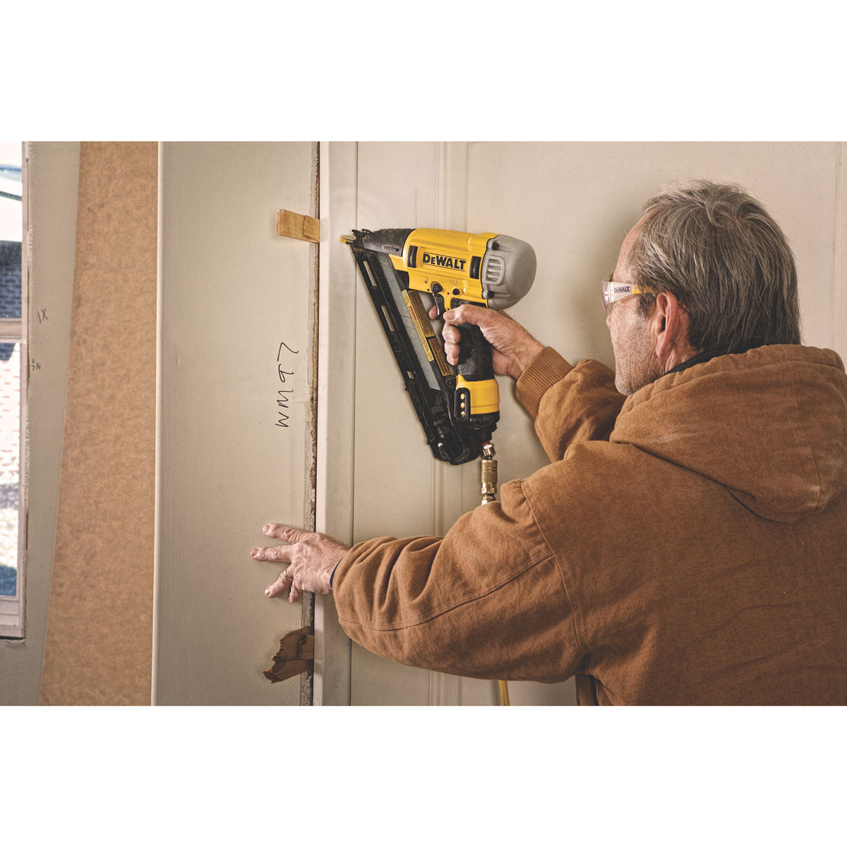 DeWalt DWFP72155 15 GA Precision Point DA Style Angle Finish Nailer - 4