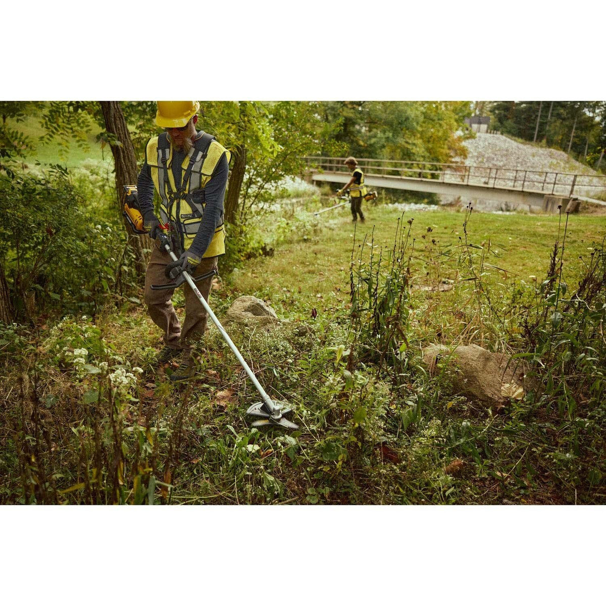 DeWalt DCBC580X2 60V MAX Brush Cutter Kit with 10 in. Tri-Tip Carbide Steel Blade and LED Display (2 Batteries) - 6