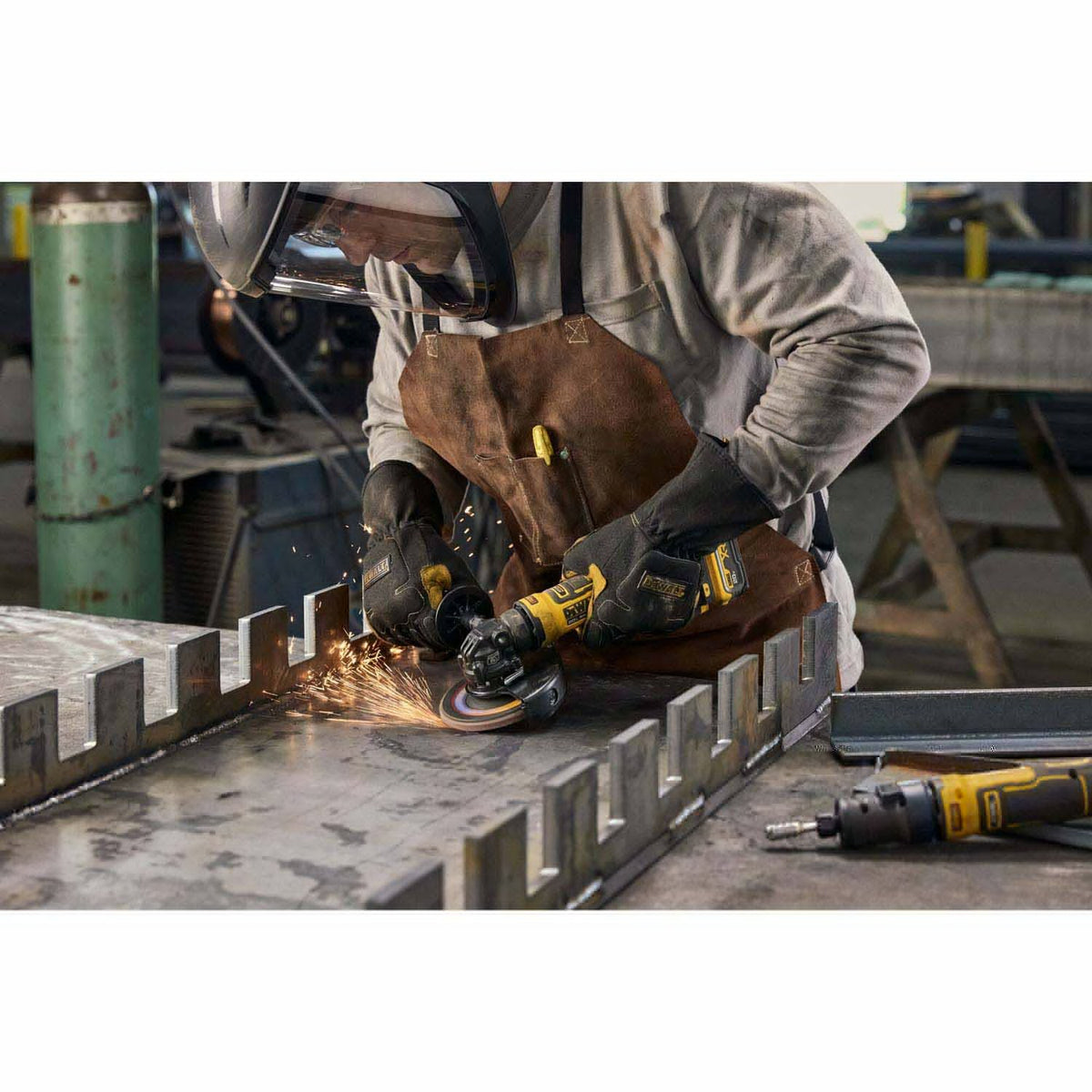 DeWalt DCG402B 20V MAX* ATOMIC 4.5 in. Angle Grinder (Tool Only) - 15