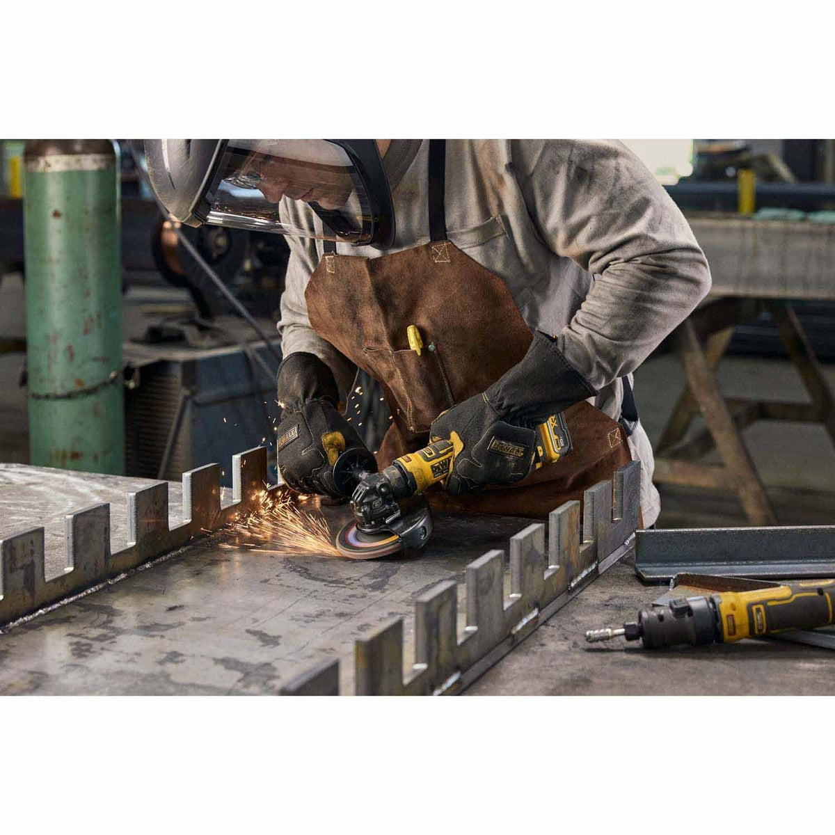 DeWalt DCG402B 20V MAX* ATOMIC 4.5 in. Angle Grinder (Tool Only) - 15