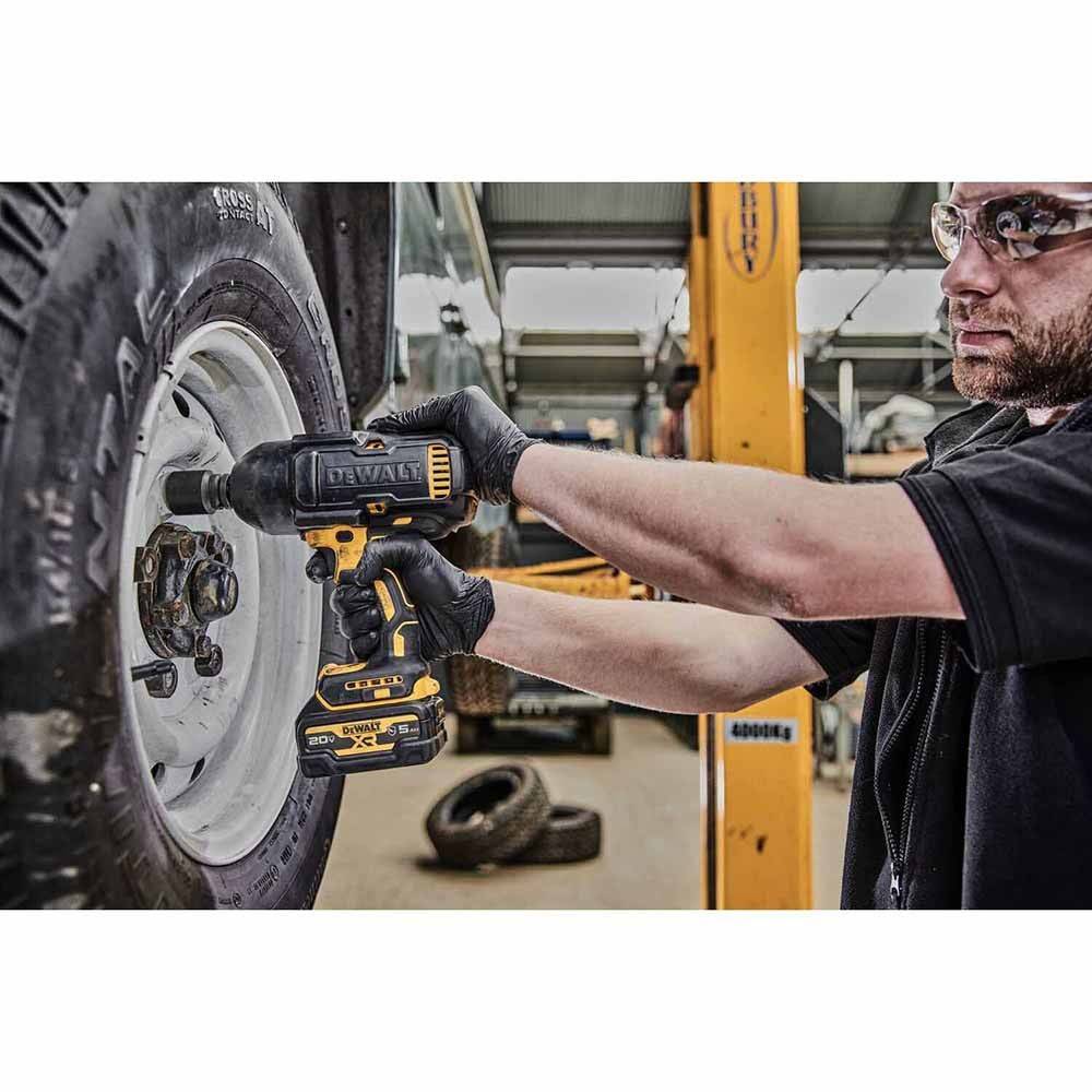 DeWalt DCF900GP2 20V MAX* XR 1/2" High Torque Impact Wrench w/ Hog Ring Anvil w/ (2) Oil-Resistant 5.0 Ah Batteries and Charger Kit